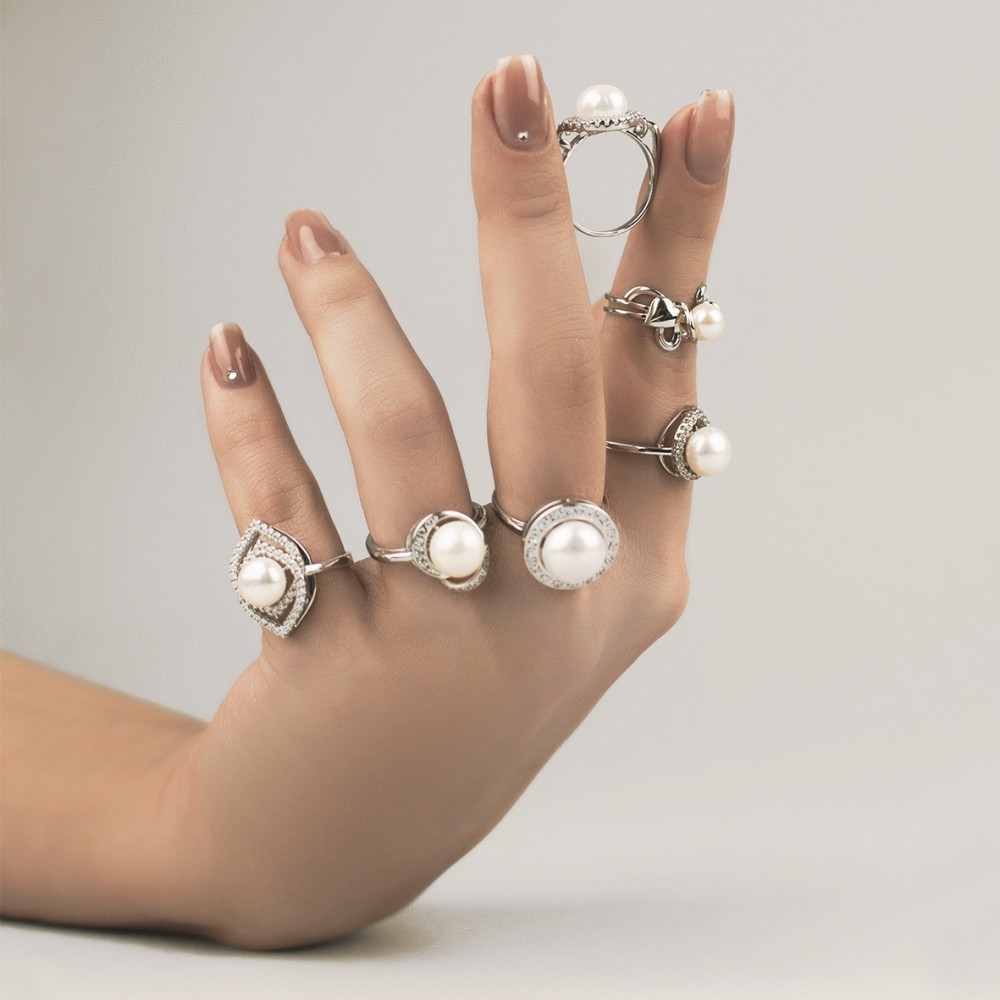 Серебряное кольцо с жемчугом и фианитами. Артикул 380365С  размер 18 - Фото 2