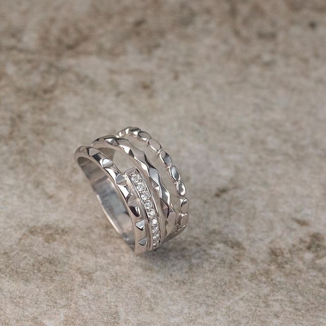 Серебряное кольцо с фианитами. Артикул 350068С  размер 18 - Фото 2