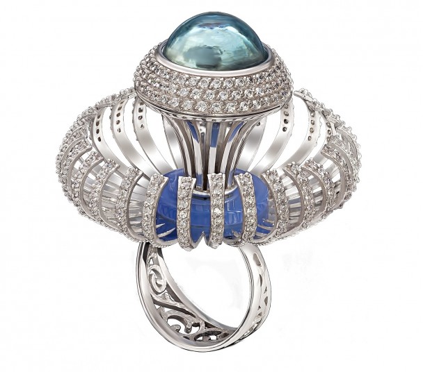 Золотое кольцо с голубым топазом, агатом и фианитами. Артикул 370659В  размер 19 - Фото 1