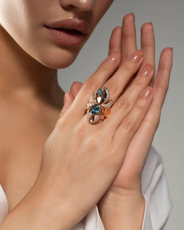 Золотое кольцо с голубым топазом и фианитами. Артикул 371778  размер 19.5 - Фото 4