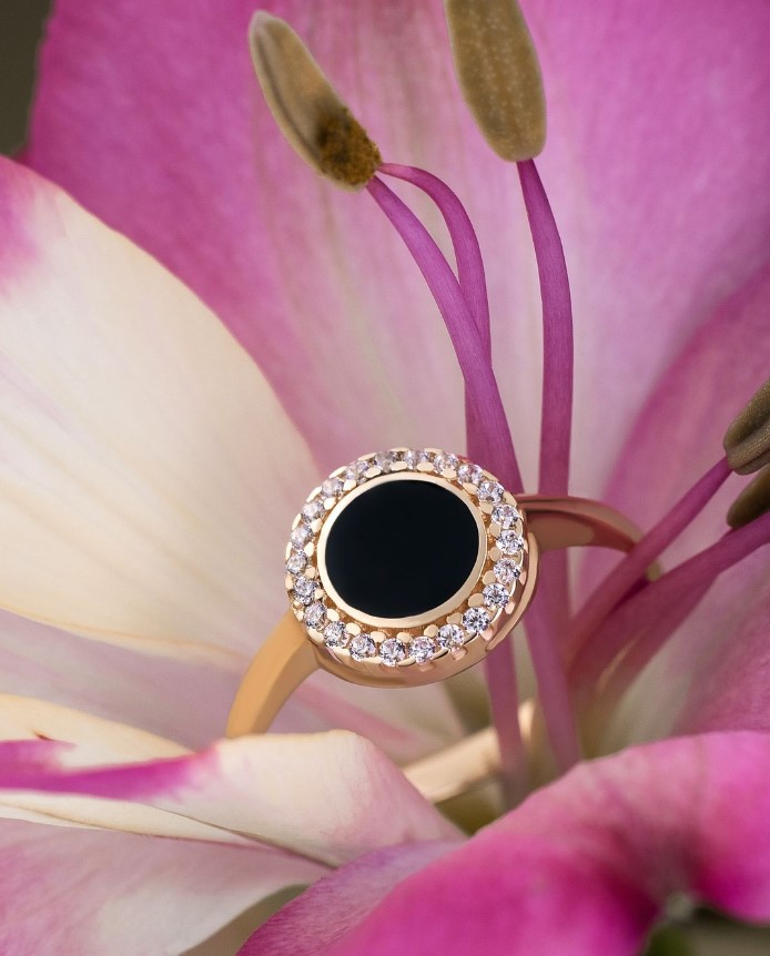 Золотое кольцо с фианитами и эмалью. Артикул 380674Е  размер 16.5 - Фото 4