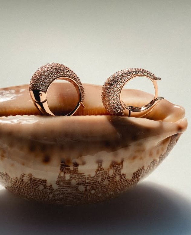 Gold earrings with cubic zirkonia. Article 490130  - Photo 3