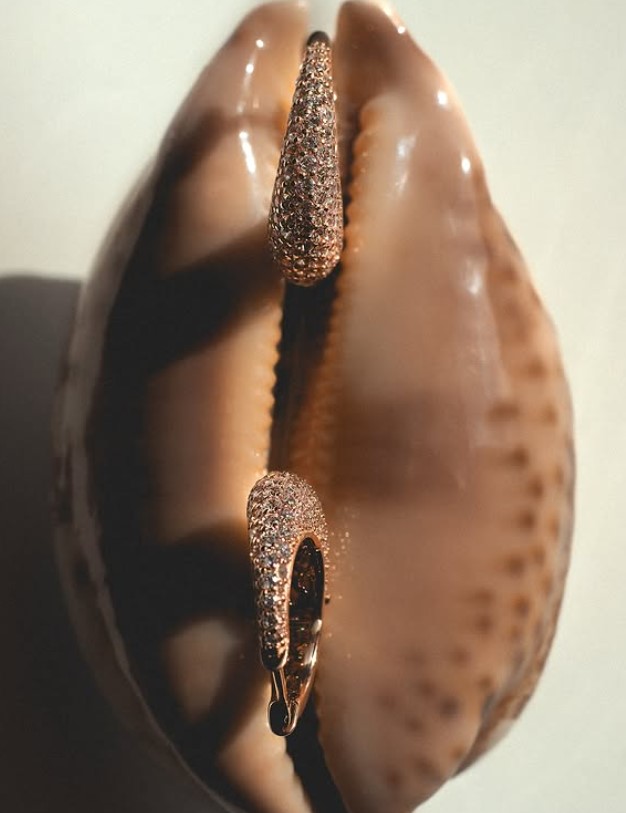 Gold earrings with cubic zirkonia. Article 490130  - Photo 4