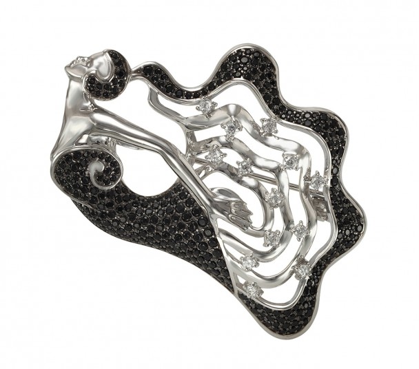 Серебряная брошь с жемчугом, фианитами и нанокристаллами. Артикул 660090С - Фото  1