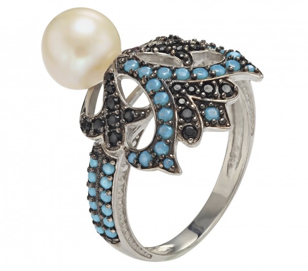 Серебряное кольцо с жемчугом, фианитами и нанокристаллами. Артикул 380188С  размер 21 - Фото 1