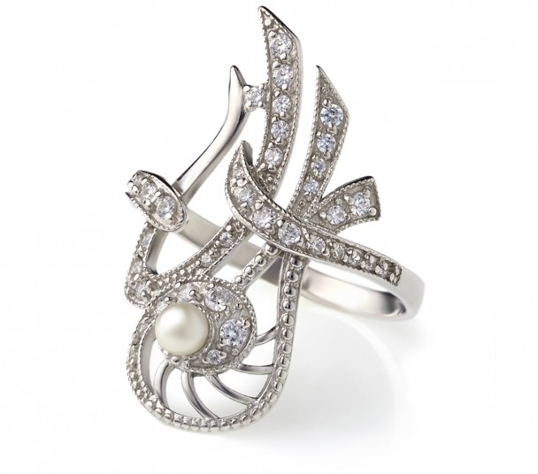Серебряное кольцо с жемчугом и фианитами. Артикул 330814С  размер 19 - Фото 1